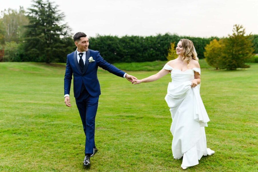 Fotografo matrimonio Torino - sposi che camminano mano nella mano durante il reportage di nozze