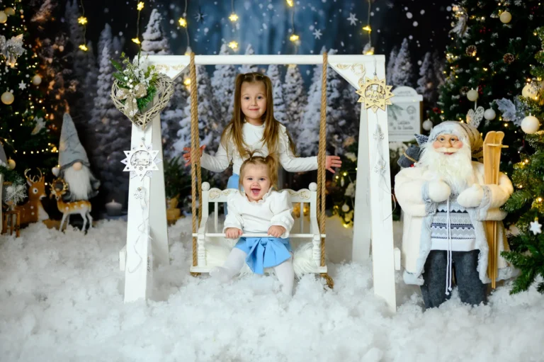 Due bambine sull’altalena bianca con Babbo Natale, fotografia di Natale in studio a Torino