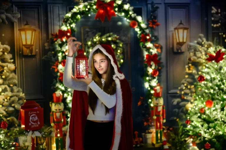 Ragazza davanti a una porta decorata con ghirlande di Natale, ritratto in studio a Venaria Reale
